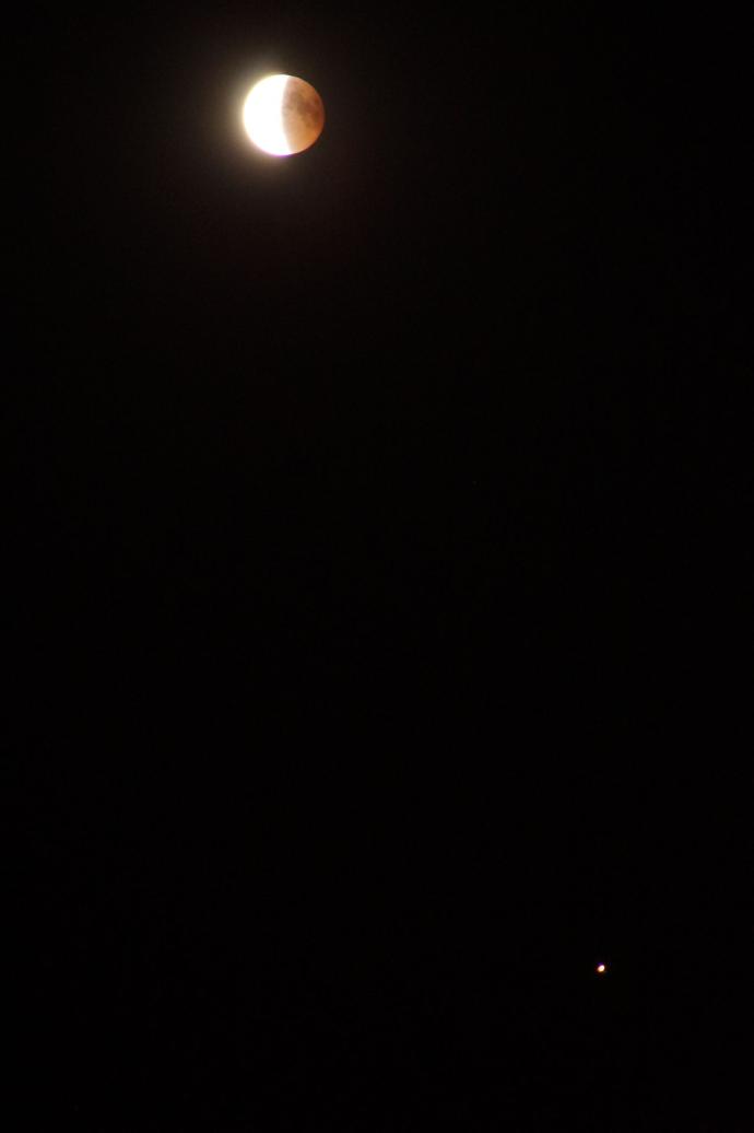 Mondfinsternis von 2018 - rechts unten Planet Mars   Bild: Hermann Schwarzer